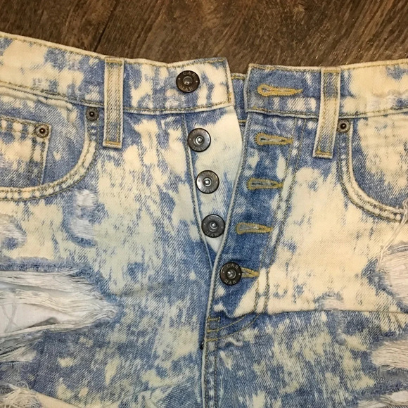 Carmar High Waisted Button Fly Acid Wash Denim Shorts Women’s Size 24 - Picture 2 of 7